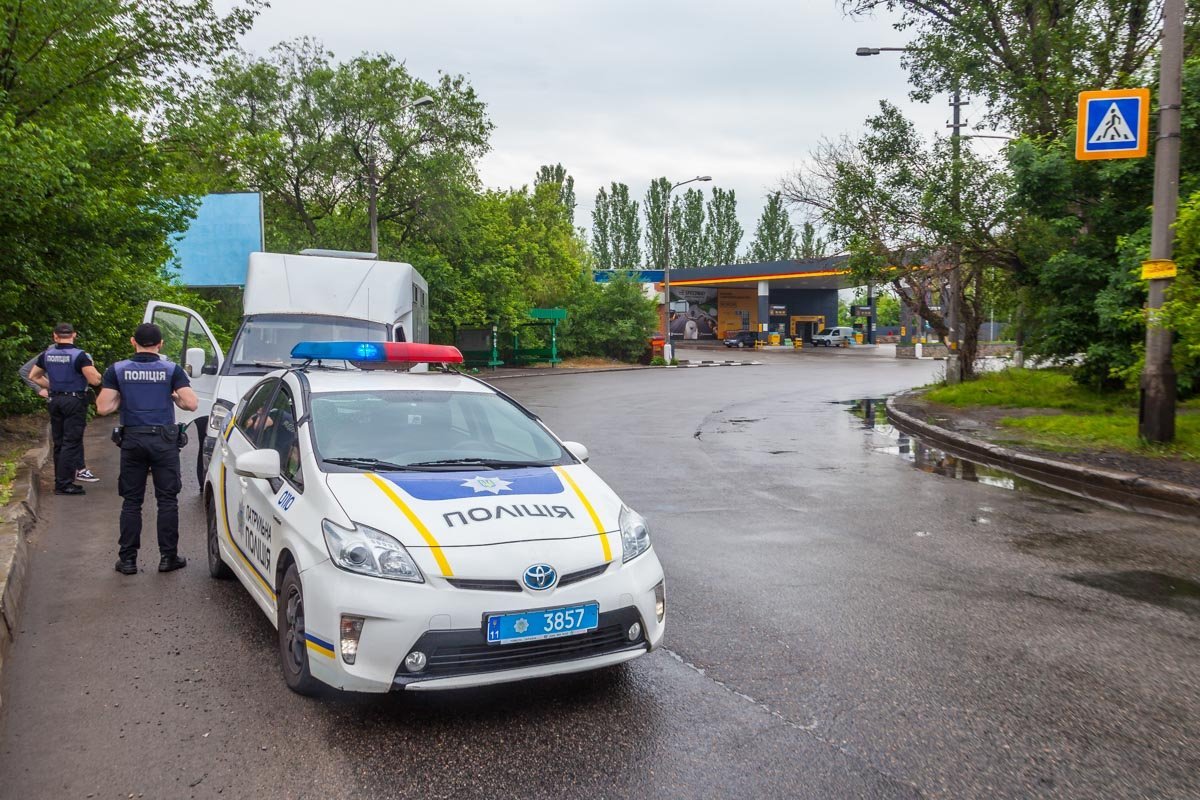 Женщина выпала, едва маршрутка отъехала от остановки Женщина выпала, едва маршрутка отъехала от остановки