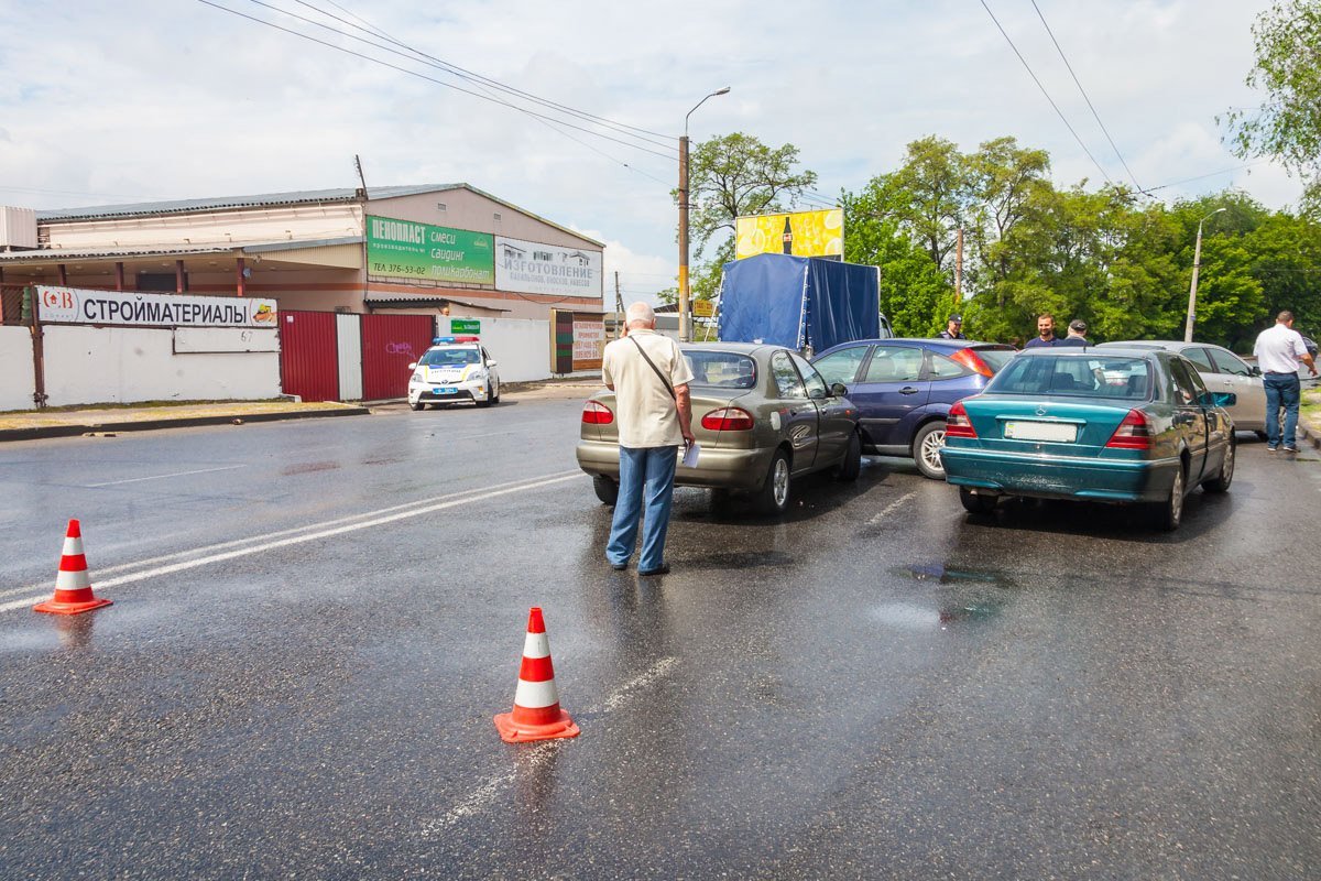 Автомобили перекрыли две полосы движения Автомобили перекрыли две полосы движения
