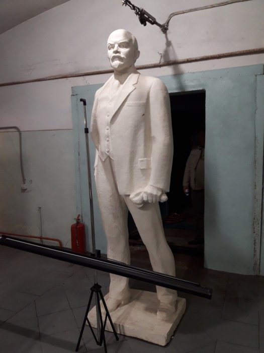 Очень деловой гипсовый Ленин Очень деловой гипсовый Ленин