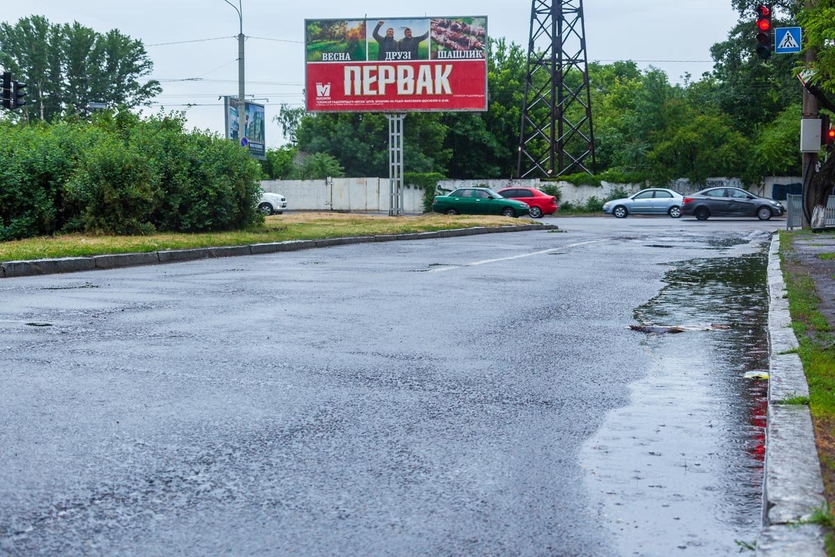 Лужа нагло скрыла все маленькие ямы у обочины Лужа нагло скрыла все маленькие ямы у обочины