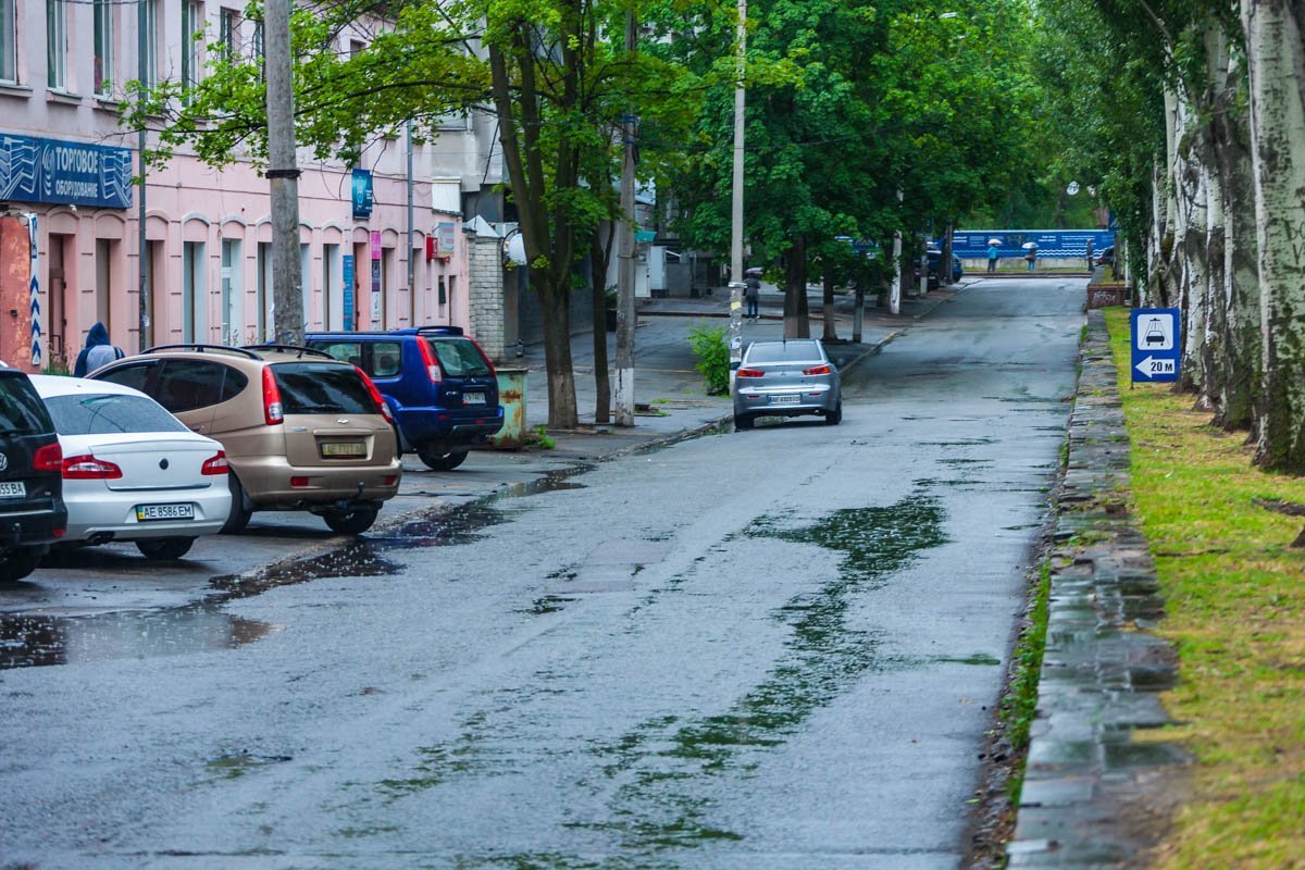 Здесь в основном курсируют легковые автомобили и маршрутные такси Здесь в основном курсируют легковые автомобили и маршрутные такси