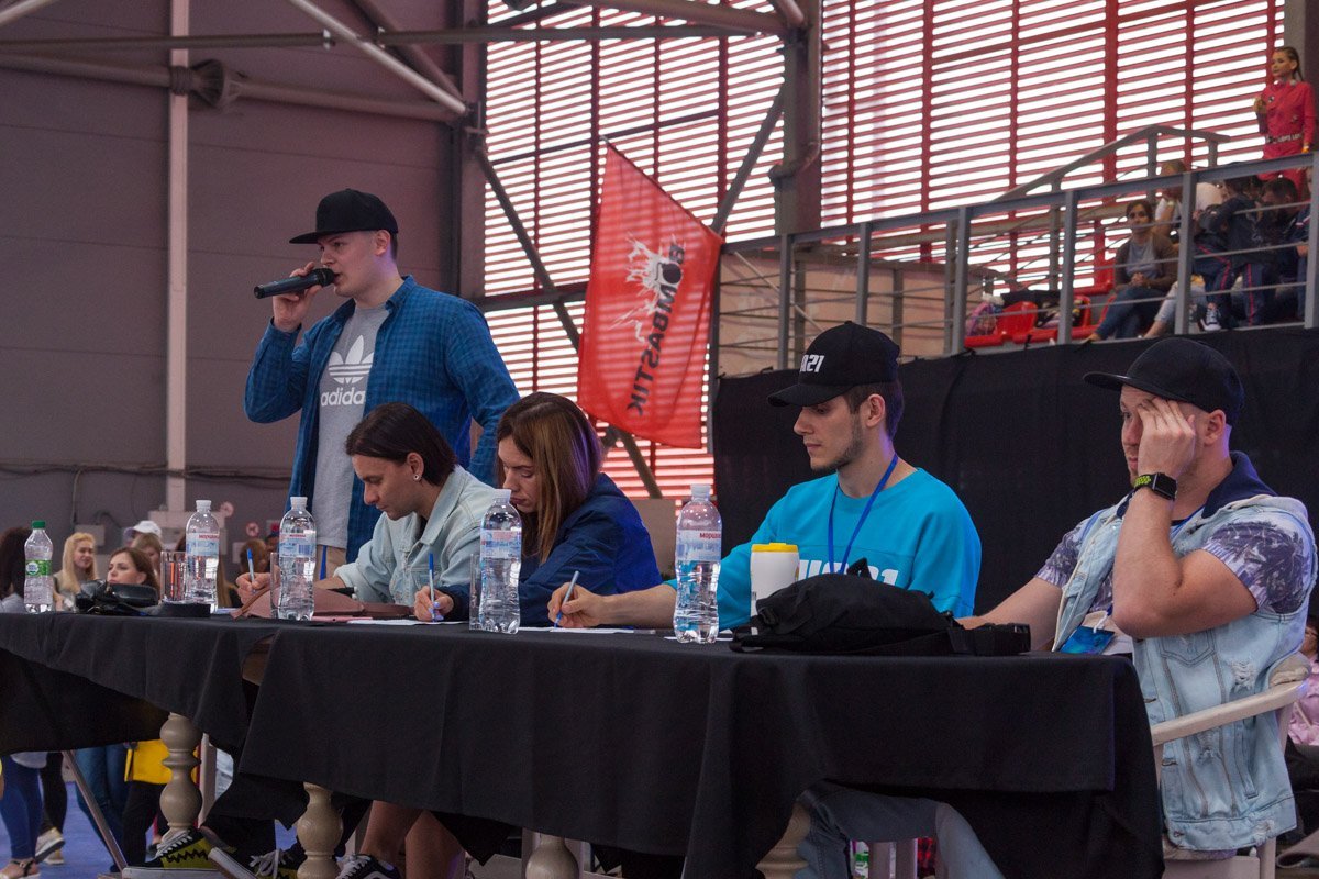 За каждым движением танцоров следили судьи За каждым движением танцоров следили судьи