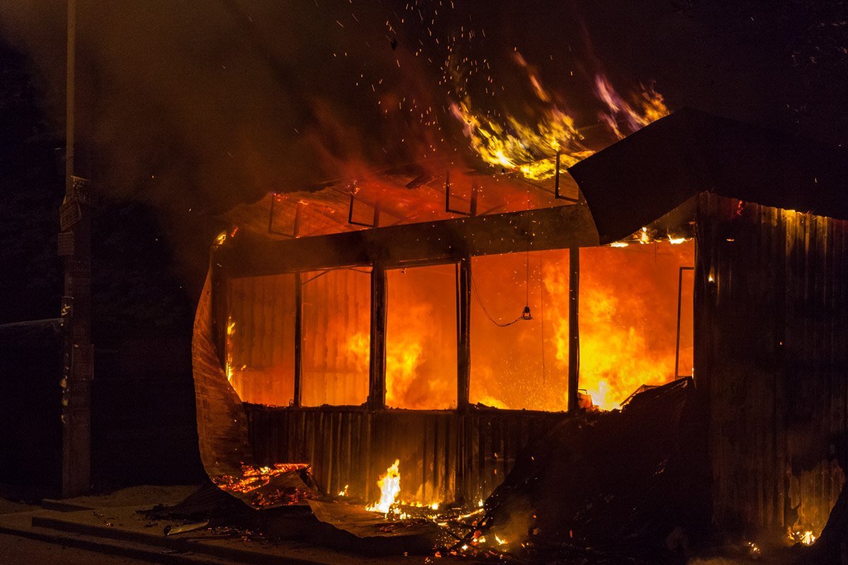 Киоск на Маршала Малиновского внезапно вспыхнул 17-го мая Киоск на Маршала Малиновского внезапно вспыхнул 17-го мая