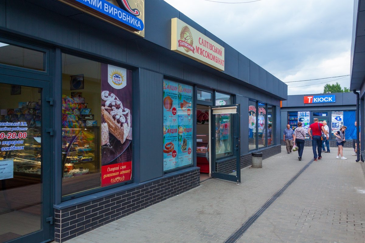 Заметно, что горят в основном киоски "одиночки". Магазины на территории рынка, вероятно, могут не беспокоится Заметно, что горят в основном киоски "одиночки". Магазины на территории рынка, вероятно, могут не беспокоится