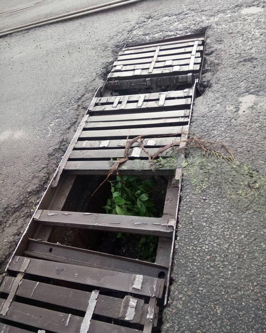 Эта же ливневка провалилась несколько месяцев назад