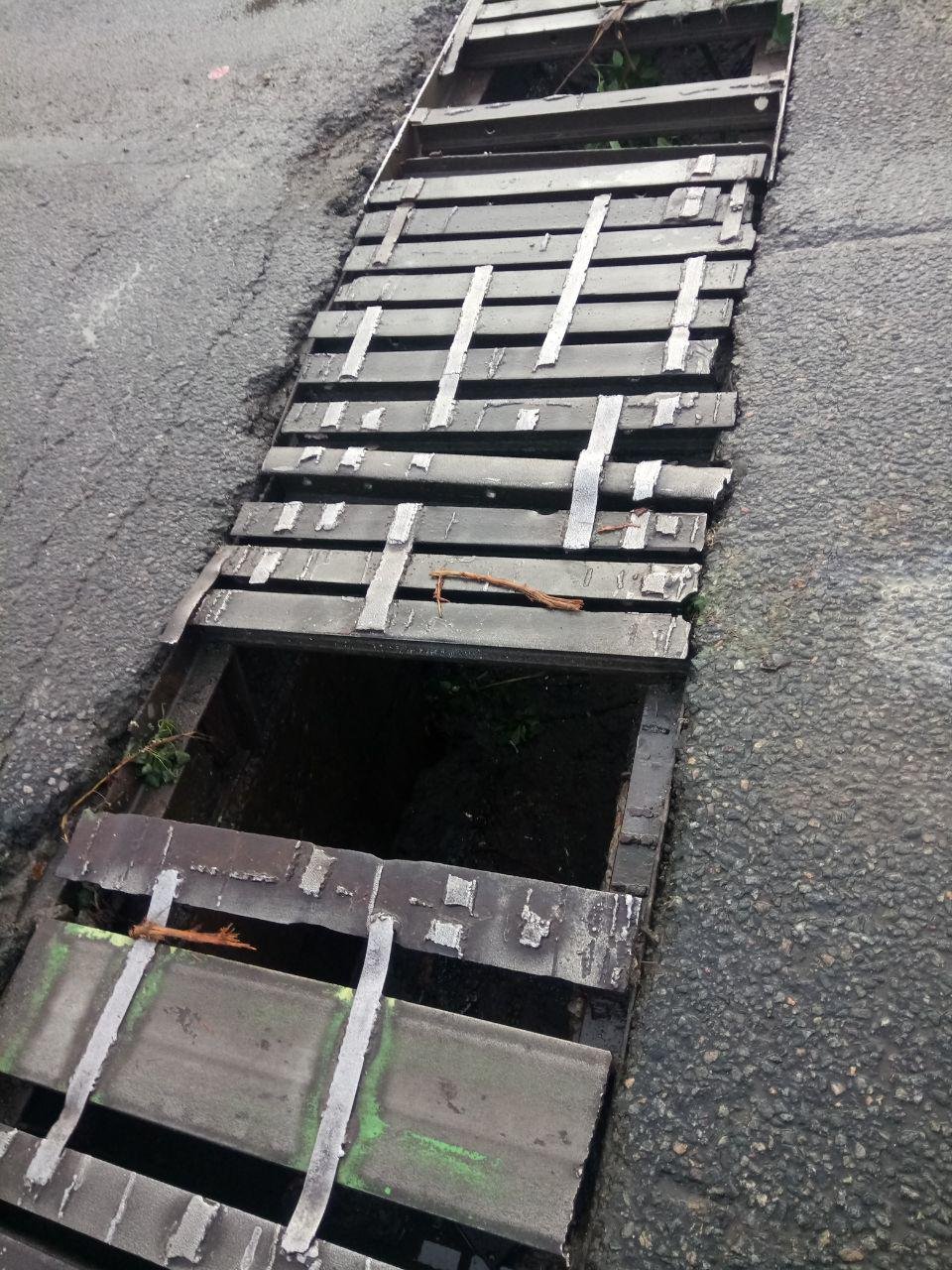 Сломанная ливневка все еще открыта