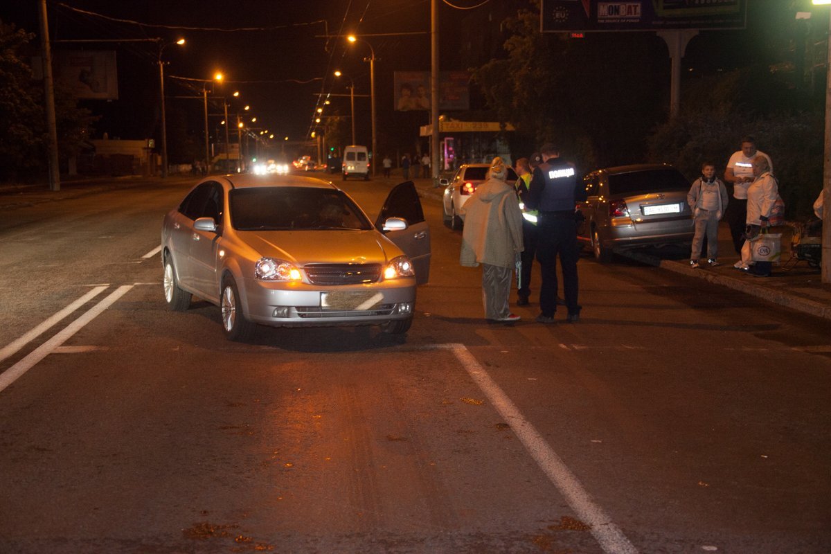 На улице Калиновой автомобиль Chevrolet сбил мужчину На улице Калиновой автомобиль Chevrolet сбил мужчину