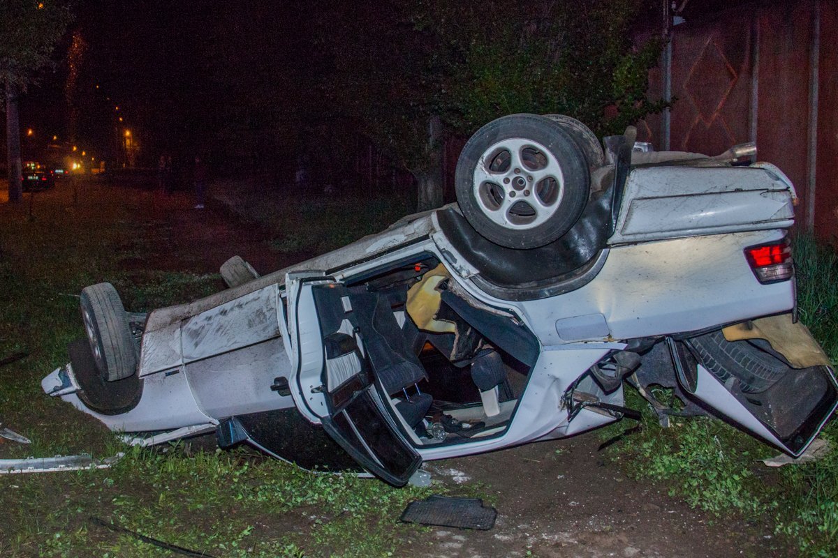 В салоне автомобиля находились молодые люди, в возрасте около 20-25 лет  В салоне автомобиля находились молодые люди, в возрасте около 20-25 лет