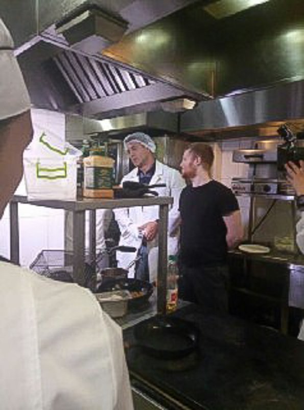 Николай Тищенко проводит ревизию кухни Николай Тищенко проводит ревизию кухни