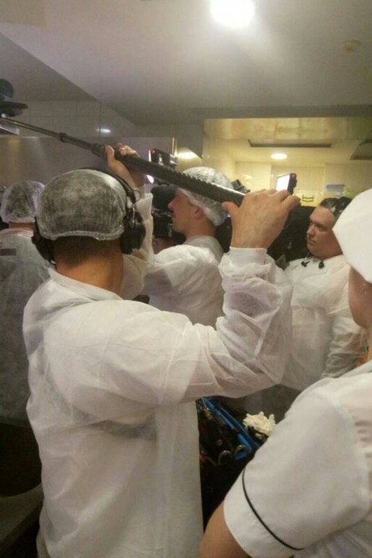 На кухне съемочная группа работала в спецодежде На кухне съемочная группа работала в спецодежде