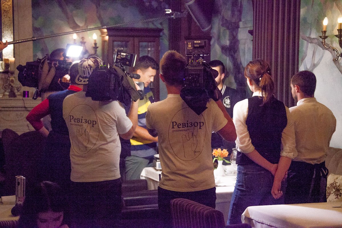 Николай Тищенко проверяет вес заказанного салата Николай Тищенко проверяет вес заказанного салата