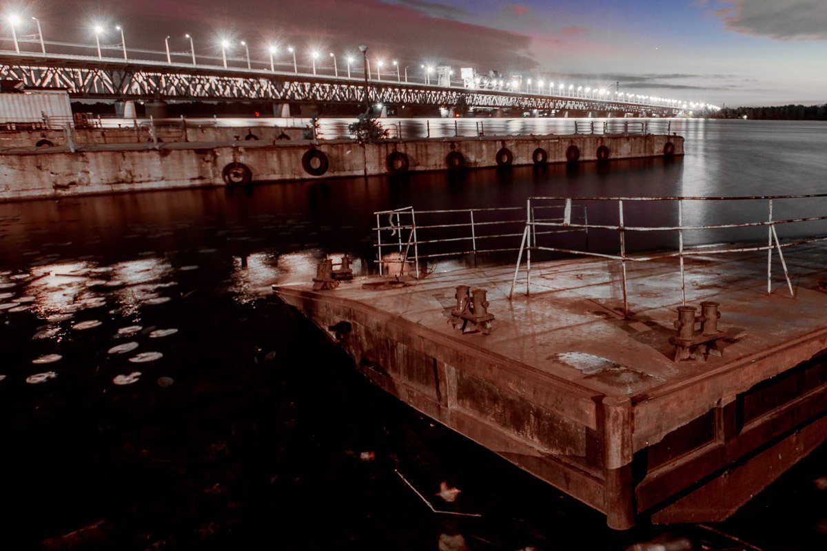 В темное время суток перед гостями речного порта открывается живописнейшая картина