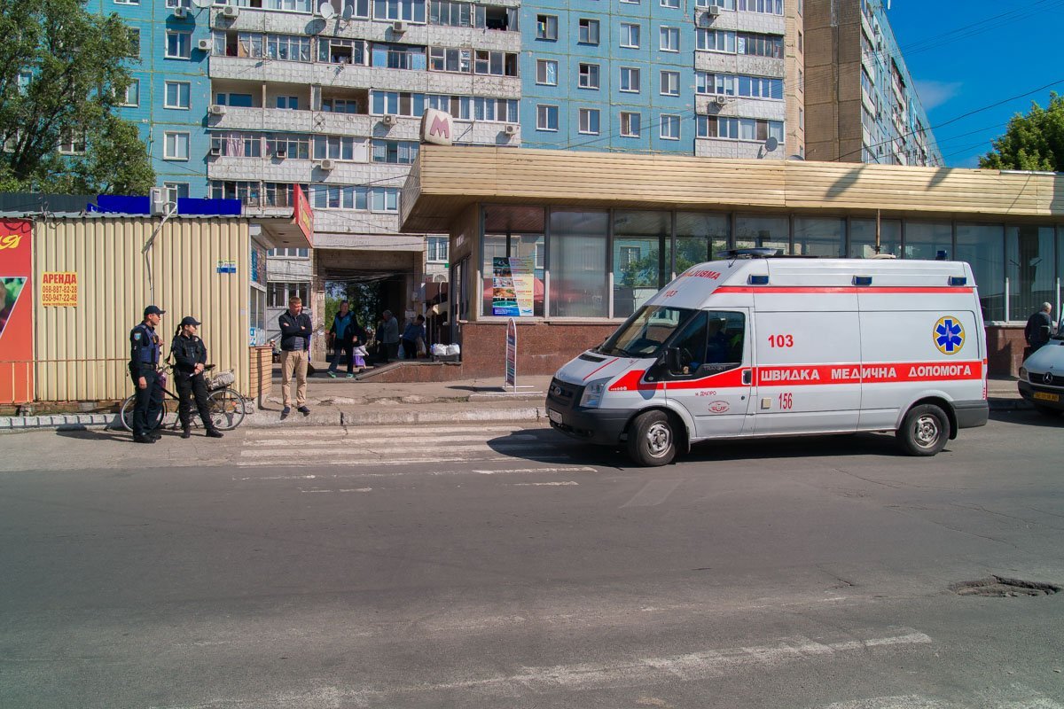 Возле станции метро "Покровская" сбили мужчину