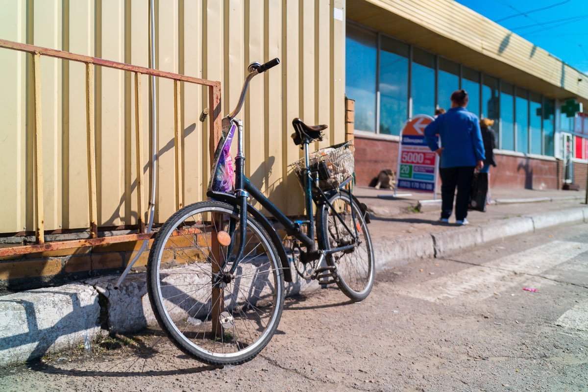 Мужчина переходил дорогу с велосипедом