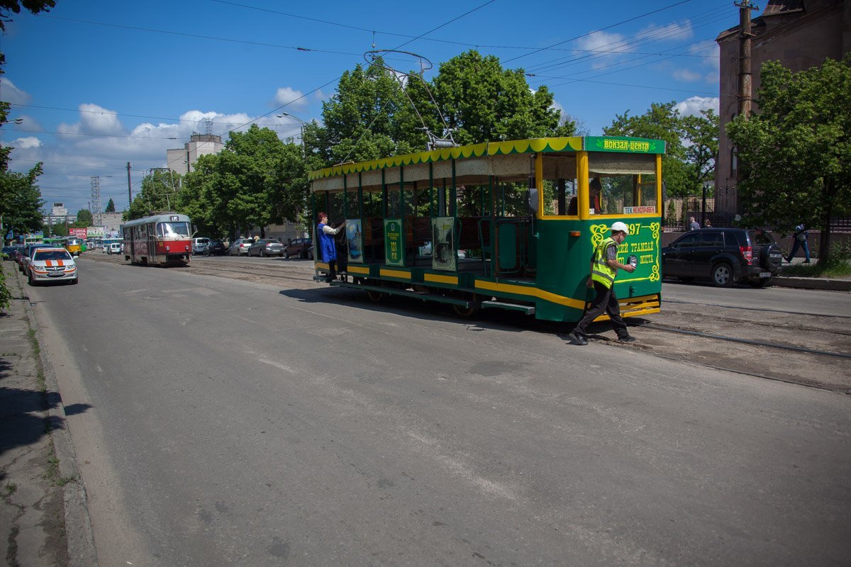 На улице Леваневского сошел с рельсов летний ретротрамвай На улице Леваневского сошел с рельсов летний ретротрамвай