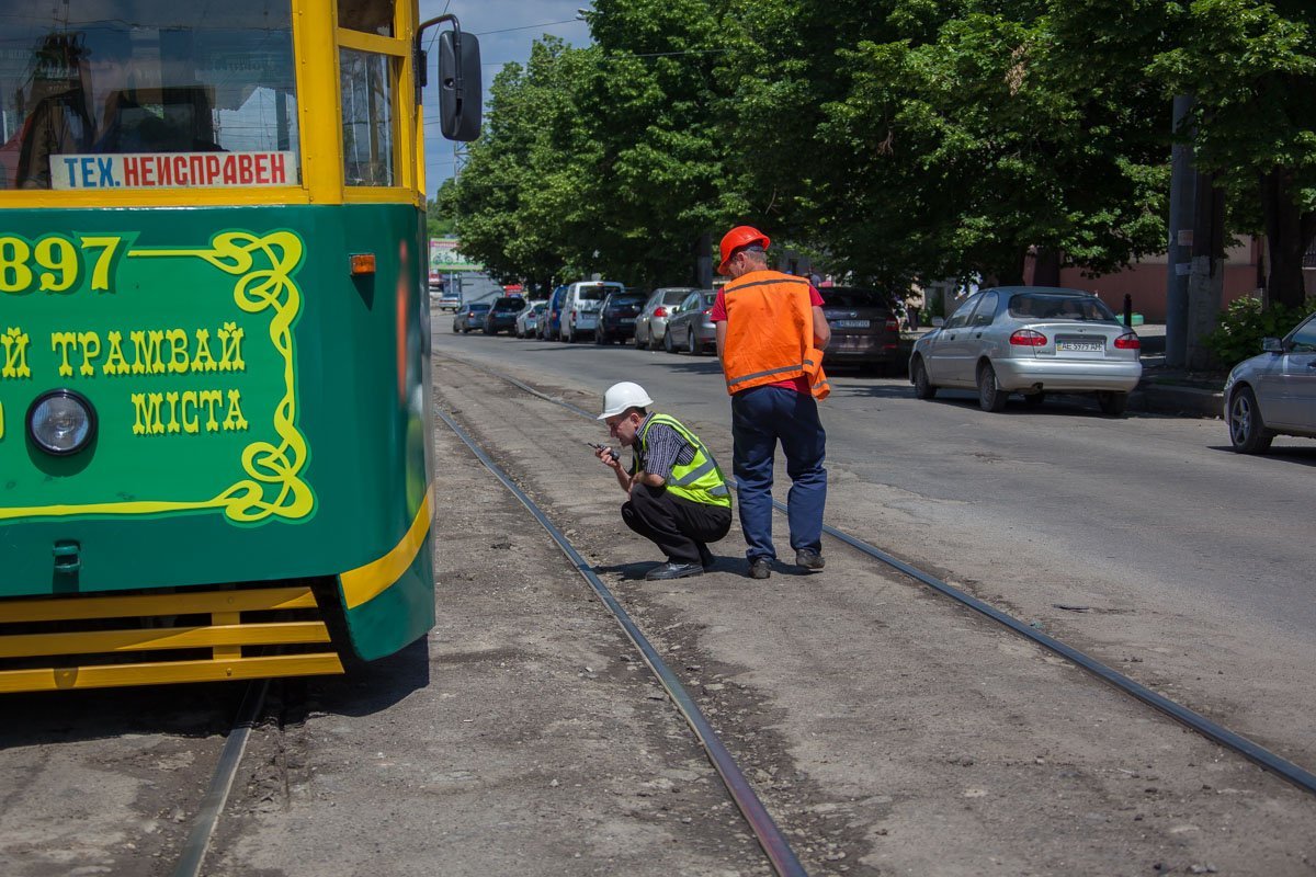 На участке работают сотрудники коммунальной службы На участке работают сотрудники коммунальной службы
