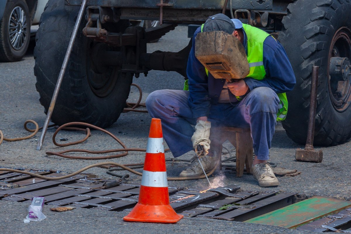 Ранее на этом месте уже успели провалиться несколько автомобилей