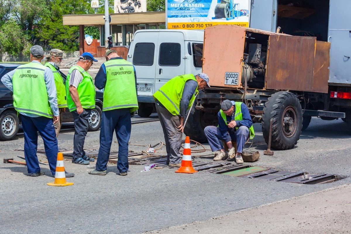 Еще вчера автомобиль Opel Astra провалился в данную открытую ливнеку