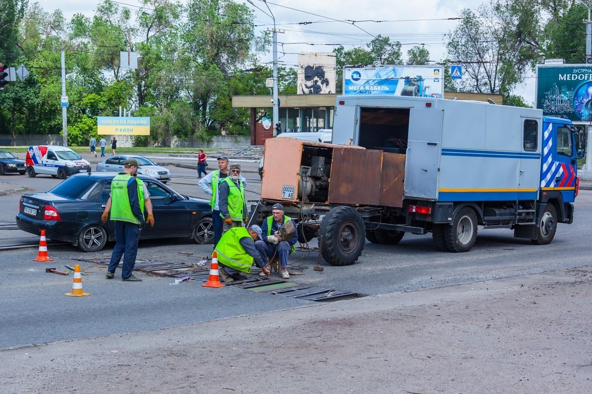 После вчерашнего очередного инцидента сотрудники КП "Гидросооружения" сегодня уже начали ремонт ливневки