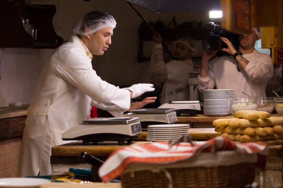 Осмотрев ассортимент, "Ревизор" попросил персонал продолжить заниматься своей работой Осмотрев ассортимент, "Ревизор" попросил персонал продолжить заниматься своей работой