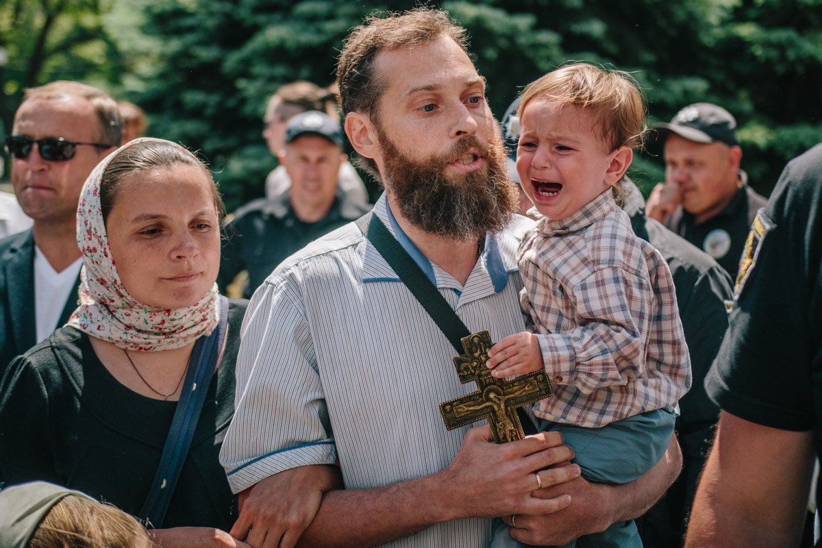 Пока мужчина беспрерывно читал молитву, ребенок беспрерывно плакал Пока мужчина беспрерывно читал молитву, ребенок беспрерывно плакал