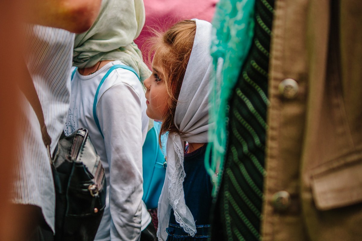 Девочки все время прятались за родителей Девочки все время прятались за родителей