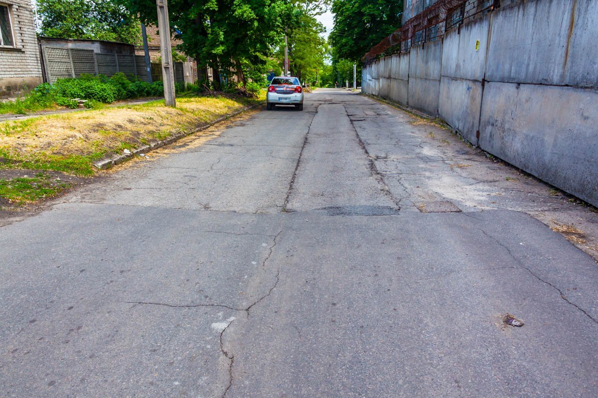 Дорога, словно склеена из лоскутков