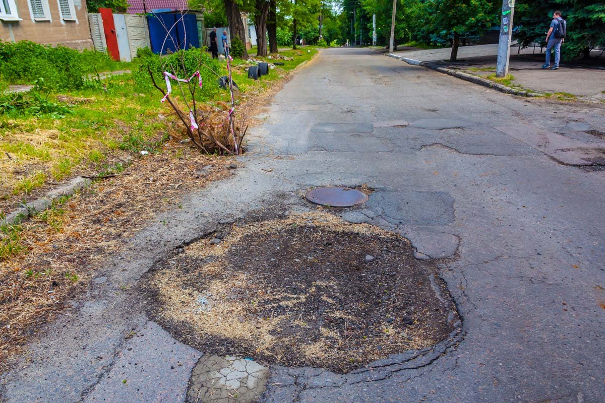 Огромная дыра и незакрытый люк - все что нужно для "удобной" езды