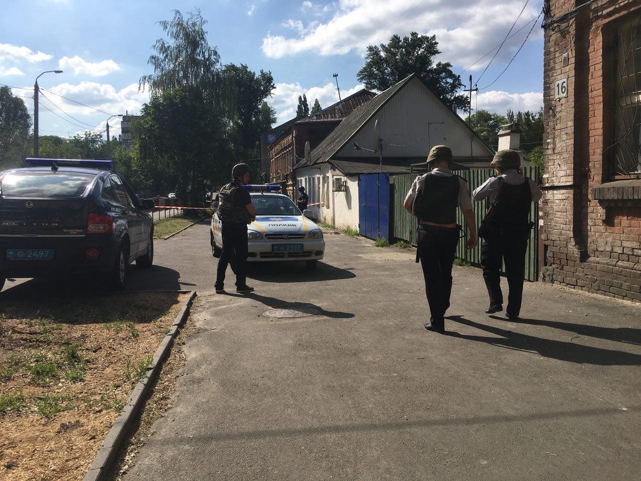 По легенде, преступники ограбили автомобиль инкассаторов на сумму в 9 миллионов гривен и несколько тысяч долларов