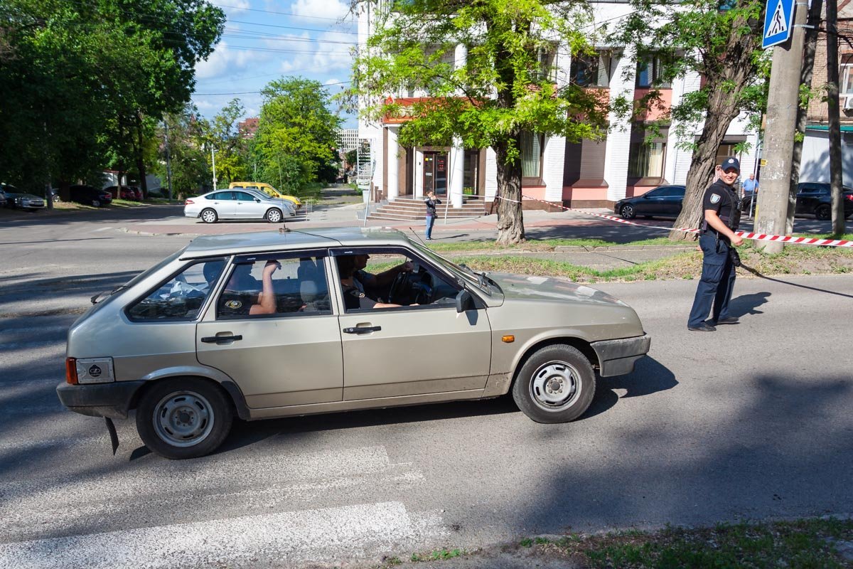 На место моментально прибыли правоохранители