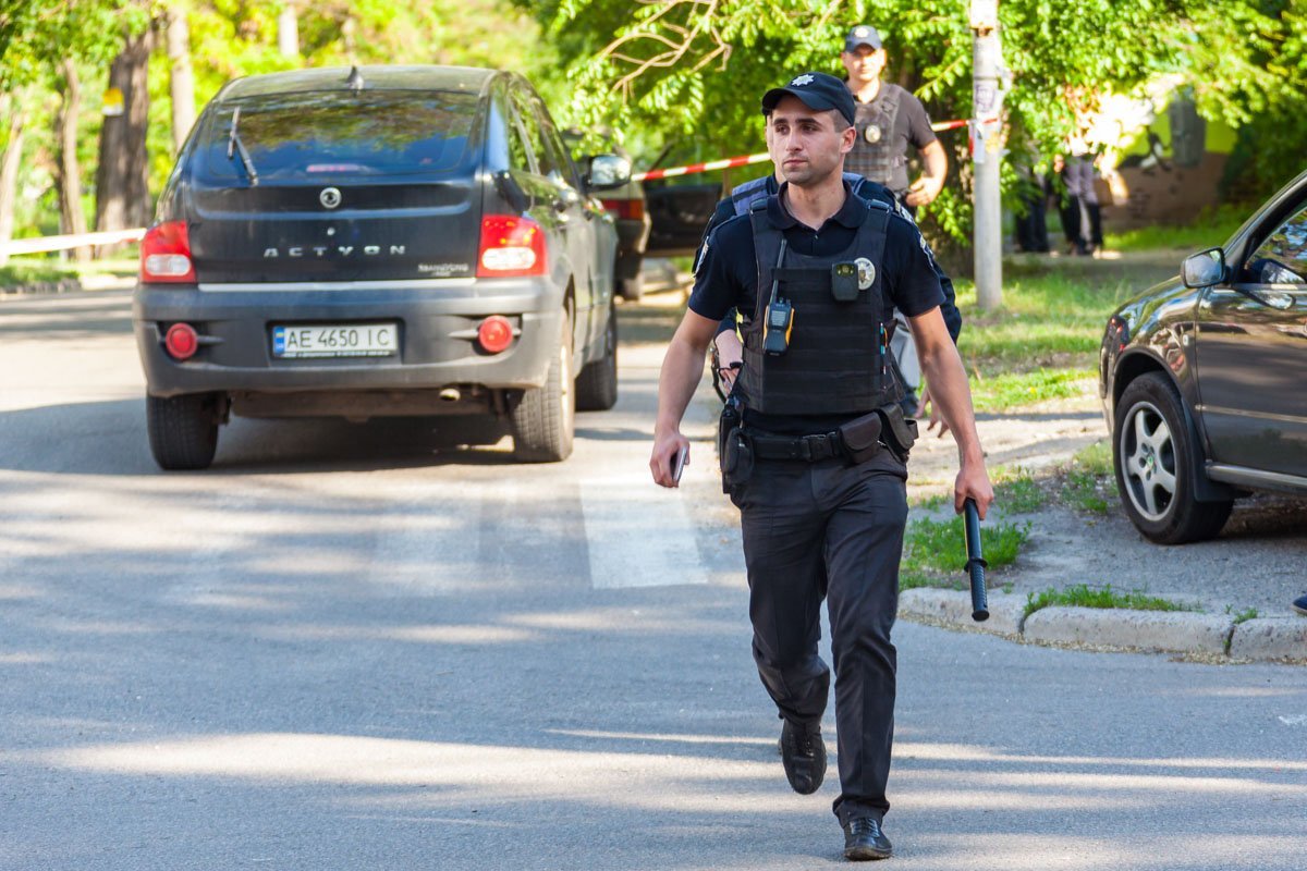 Полицейские оцепили территорию