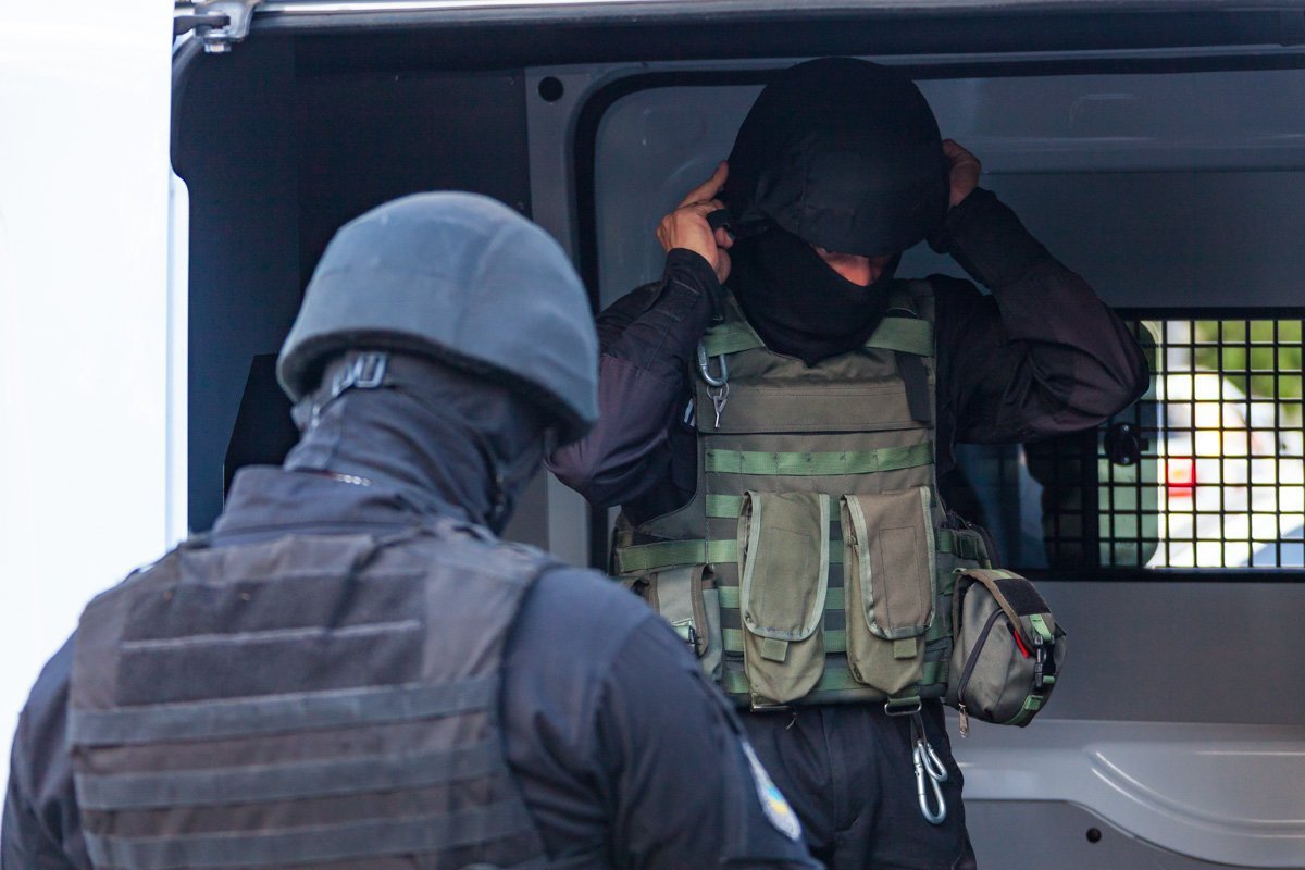 По легенде, злоумышленники захватили еще одного заложника