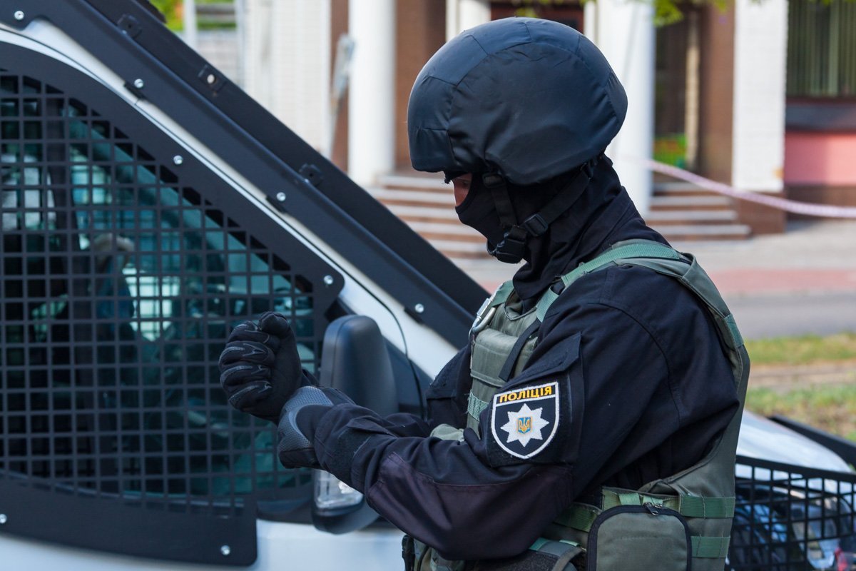 Помимо этого, преступники якобы захватили патрульный автомобиль 