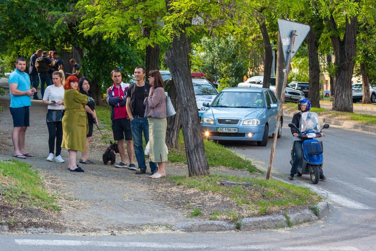 Люди удивленно наблюдали за тем, что происходит вокруг