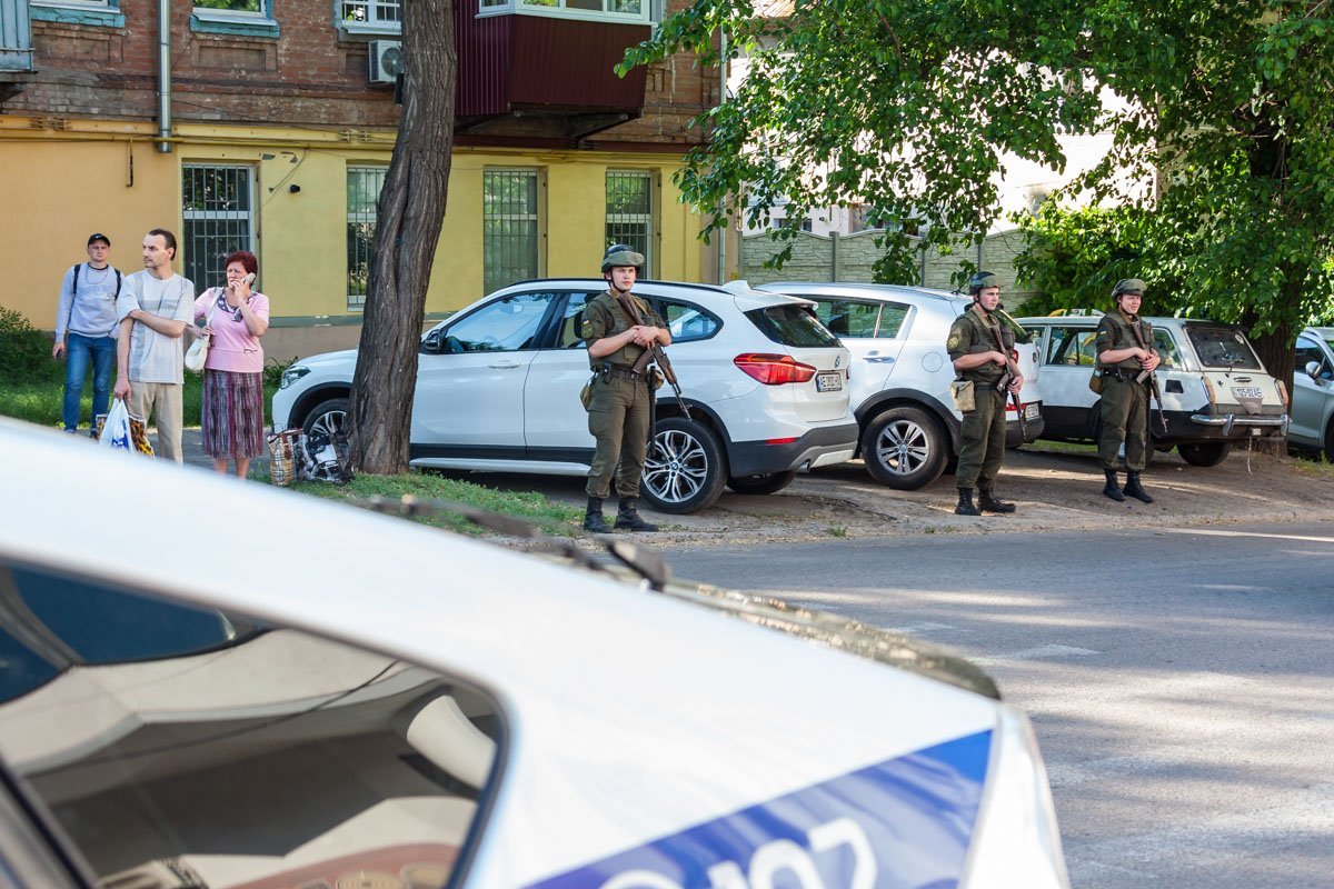 Десятки военных стояли по периметру