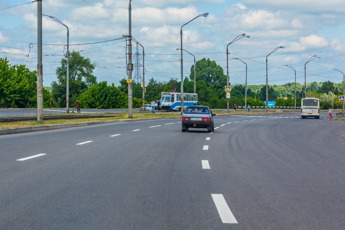 По этой улице автомобили заезжают на Кайдакский мост