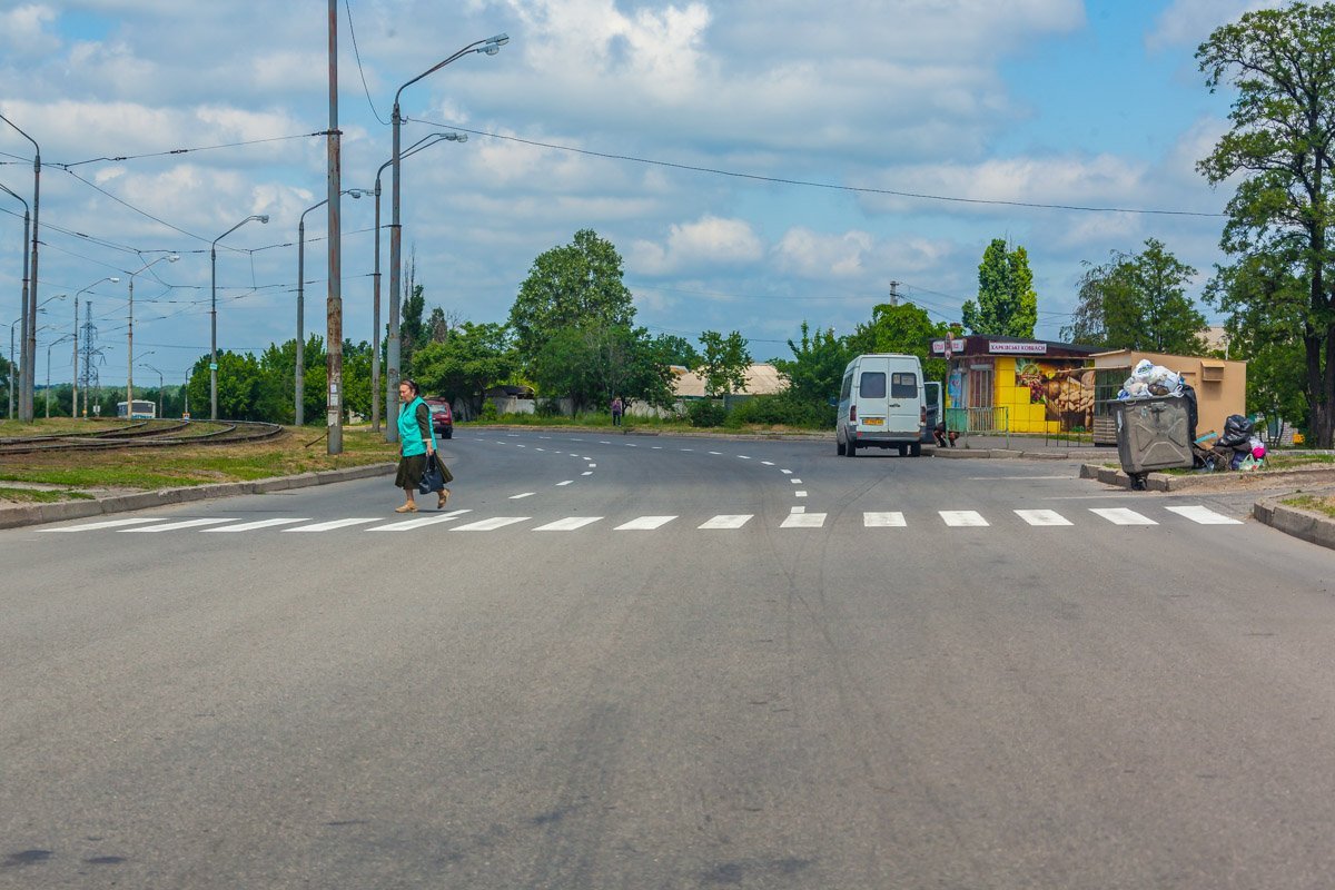 Вдоль дороги нанесена разметка и пешеходные переходы, которая хорошо видна автомобилистам