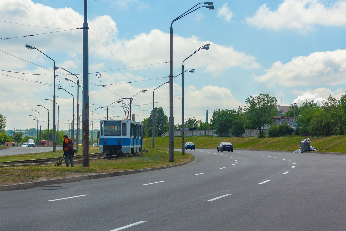 По этой улице ежедневно проезжают десятки тысяч автомобилей, общественный транспорт, а также большегрузы