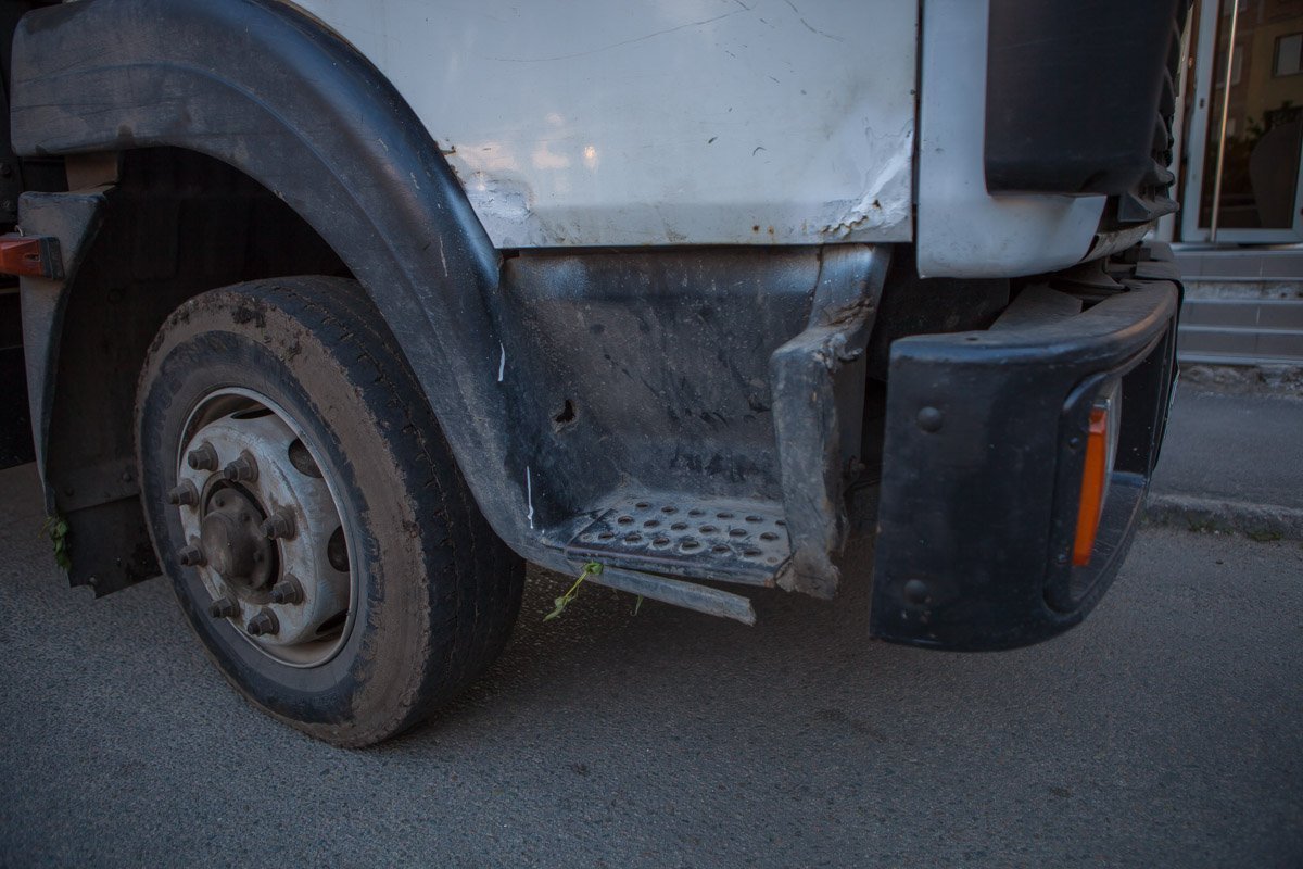 По сообщению от очевидцев, МАЗ задел мотоцикл