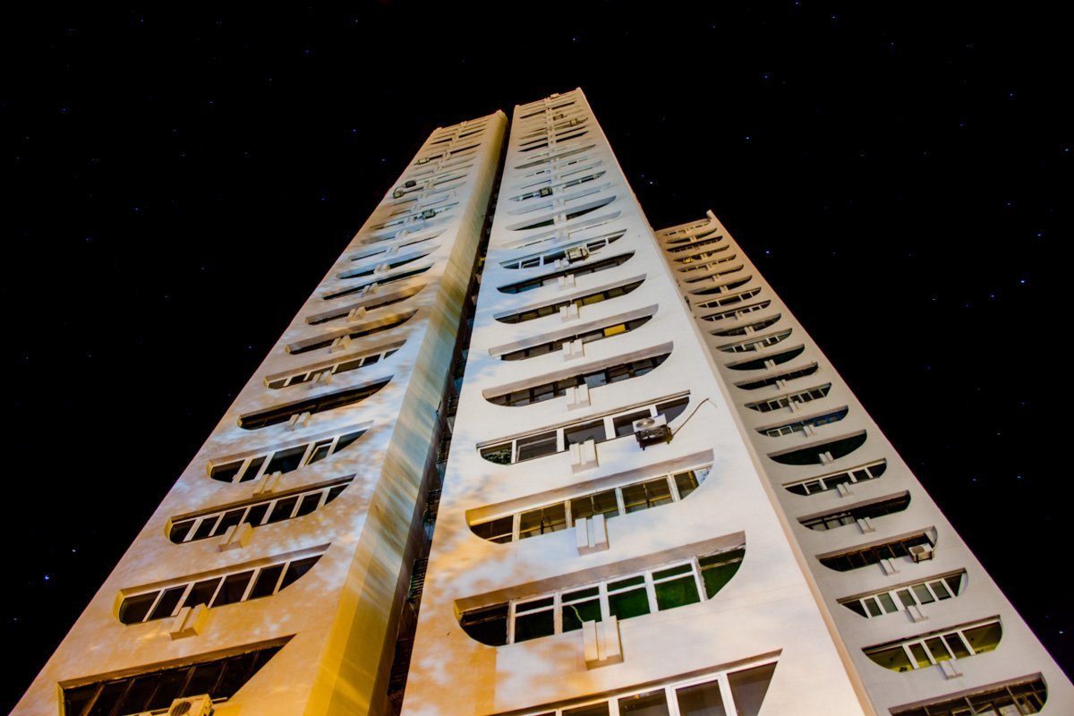 Здание, упирающееся в небо, поражает своей красотой Здание, упирающееся в небо, поражает своей красотой