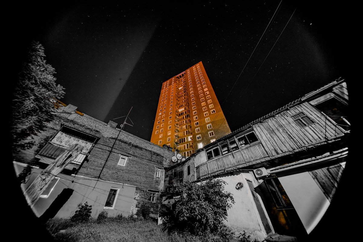 В Днепре мирно соседствуют постройки разных эпох В Днепре мирно соседствуют постройки разных эпох