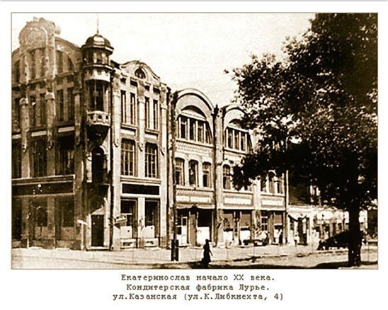 В 1792 году площадь в центре города, где сейчас располагается улица Грушевского, утвердили для размещения торговых рядов с промышленными товарами В 1792 году площадь в центре города, где сейчас располагается улица Грушевского, утвердили для размещения торговых рядов с промышленными товарами