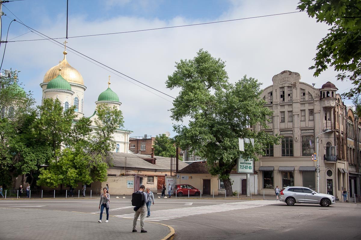 Дом с изящными беседками-эркерами и надписью "1914" под самой крышей - это отличный образец местного модерна Дом с изящными беседками-эркерами и надписью "1914" под самой крышей - это отличный образец местного модерна
