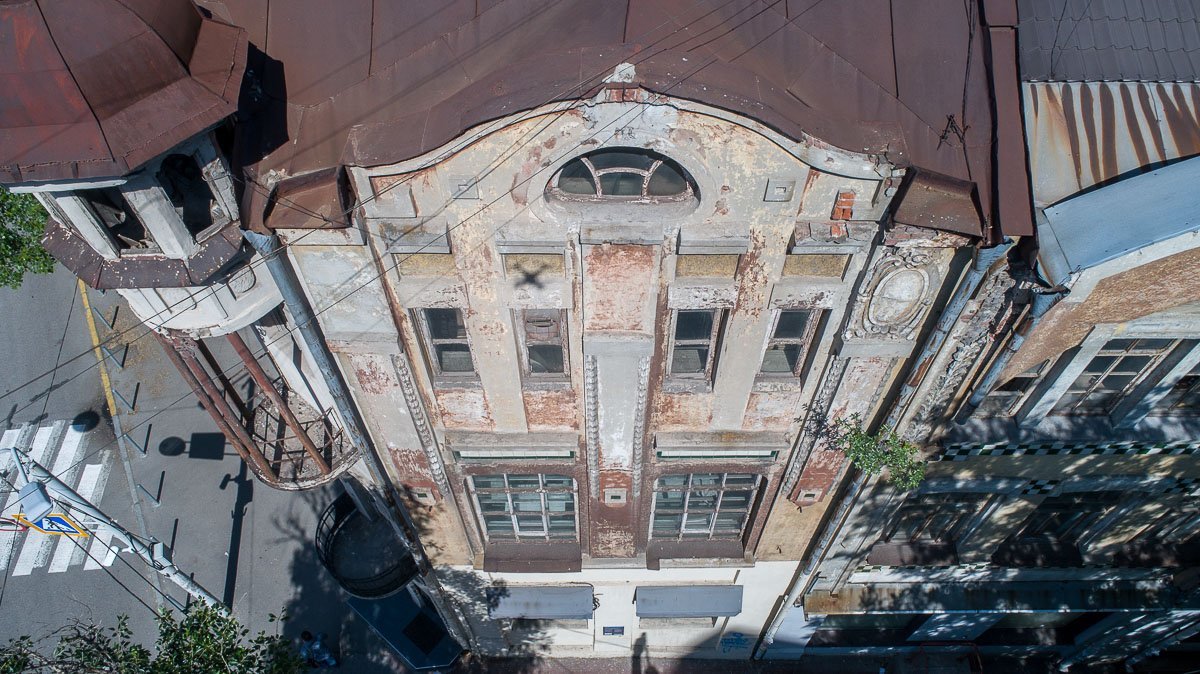 Верхние этажи мануфактурного ряда уже лет 10 пустуют Верхние этажи мануфактурного ряда уже лет 10 пустуют