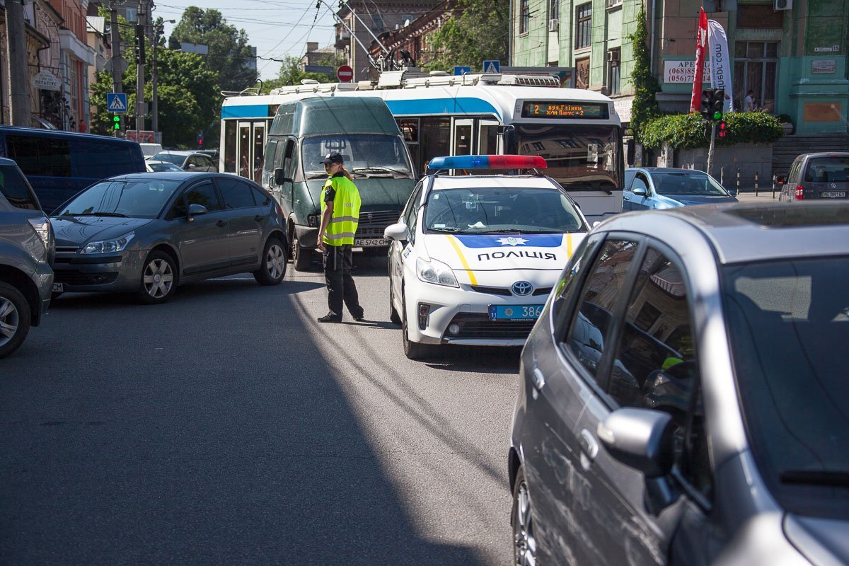 Из-за столкновения на улице Князя Владимира Великого образовалась тянучка