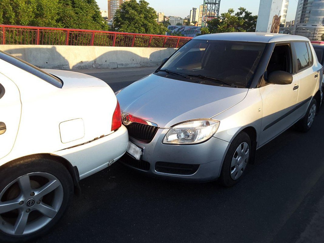 На въезде на мост со стороны Правого берега столкнулись 4 автомобиля