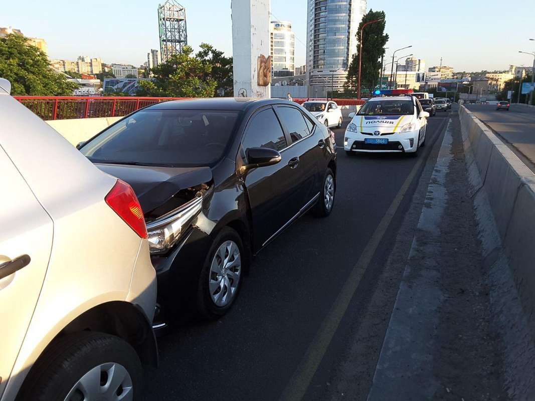 На месте работают сотрудники патрульной полиции