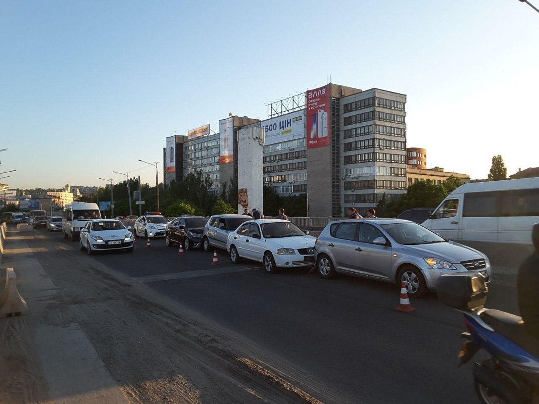 Пробка тянется от ТРЦ «Мост-Сити» до середины моста