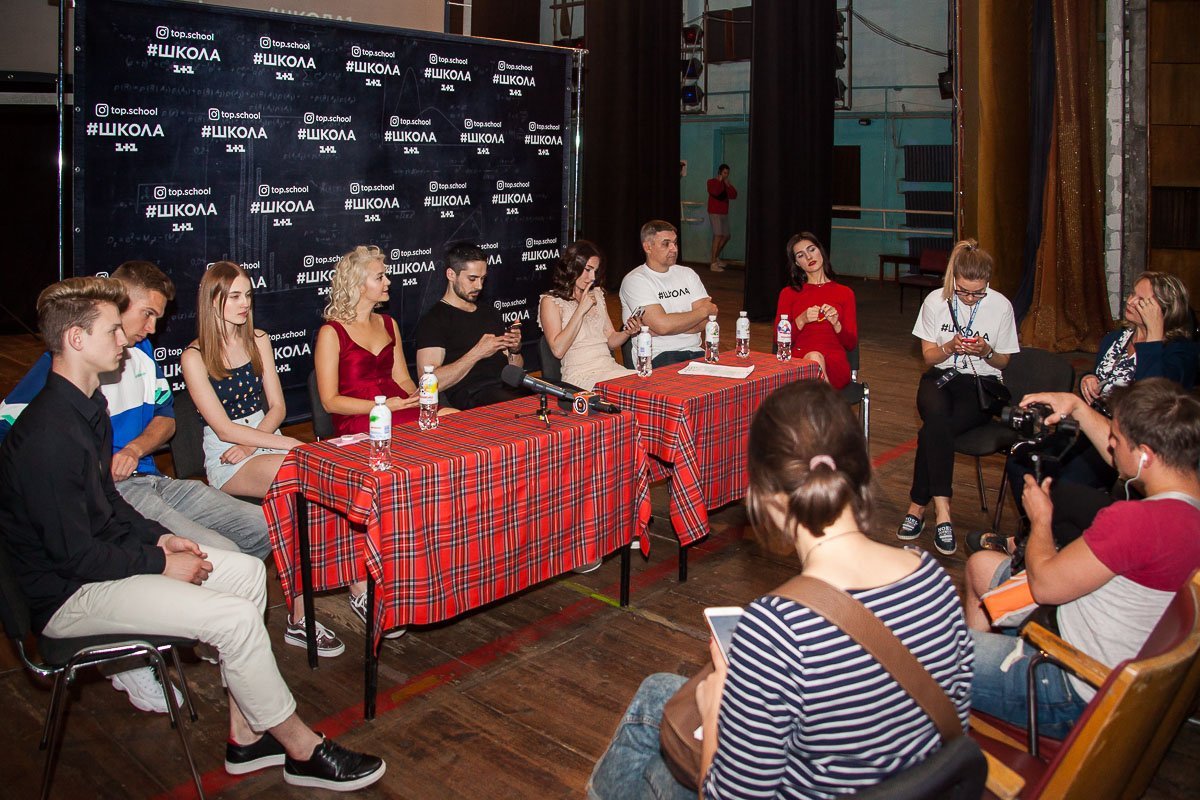 Актеры общаются с прессой перед началом фан-встречи Актеры общаются с прессой перед началом фан-встречи