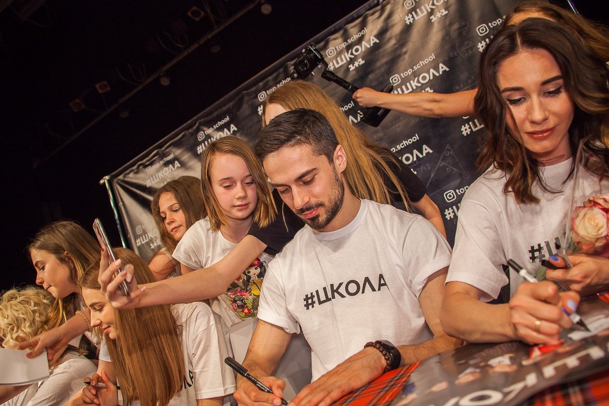 Никита Вакулюк раздает фанатам автографы Никита Вакулюк раздает фанатам автографы